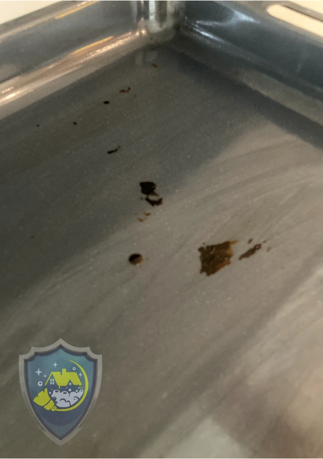 Stark verschmutztes Backblech mit eingebrannten Fettflecken vor der Reinigung.