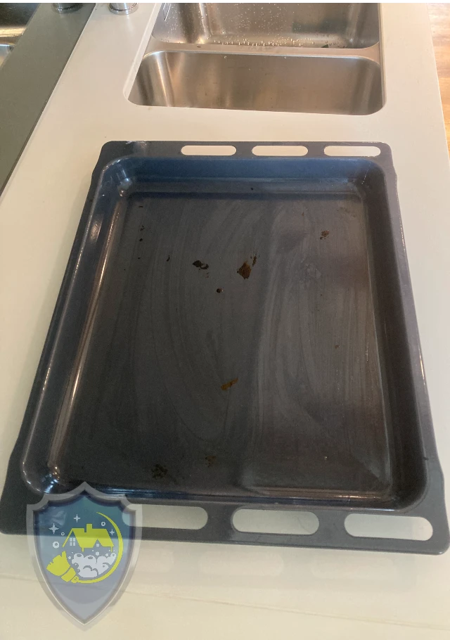 Backblech mit starken Verschmutzungen und eingebrannten Rückständen vor der Reinigung.