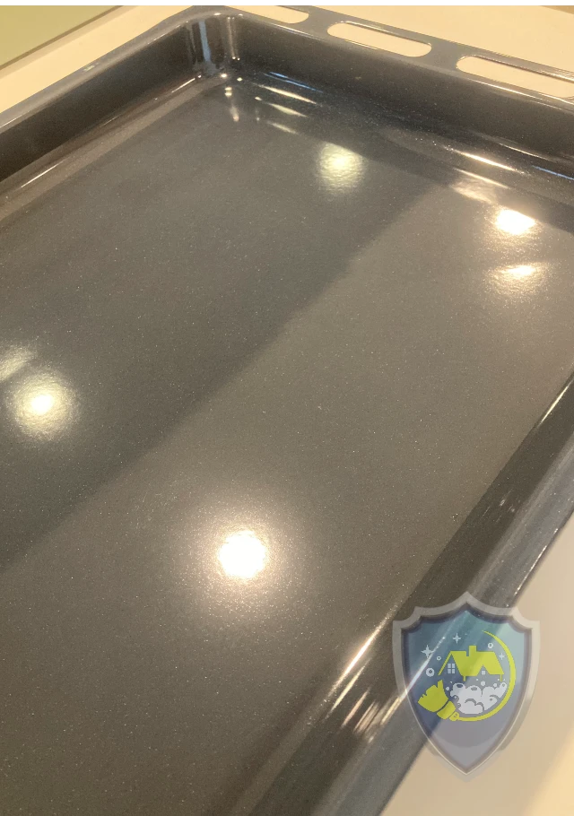 Detailansicht eines gereinigten Backblechs ohne Fettflecken oder Rückstände.