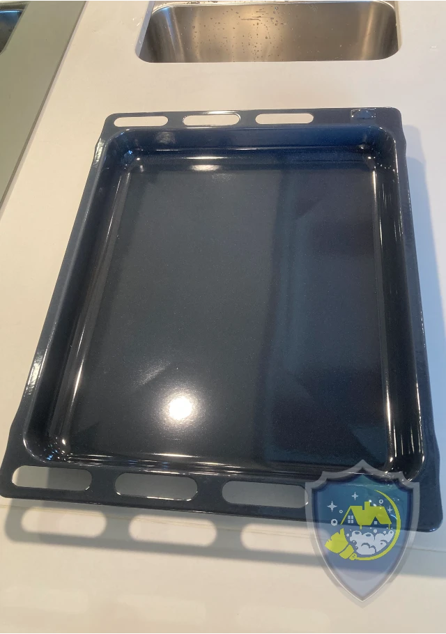 Gründlich gereinigtes Backblech ohne sichtbare Fettflecken oder Rückstände.