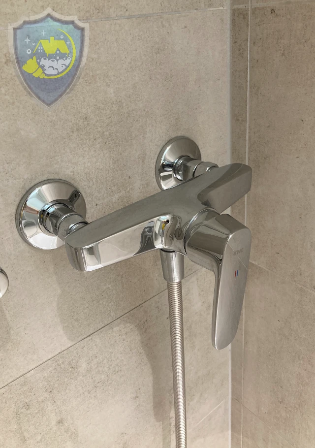 Glänzende Badarmatur nach professioneller Reinigung – frei von Kalk und Wasserflecken.