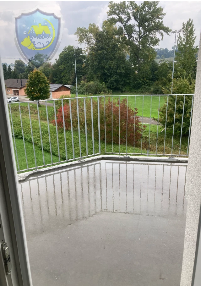 Sauberer Balkon mit gereinigtem Boden und glänzendem Geländer nach professioneller Reinigung.