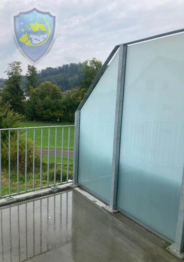 Gereinigter Balkonboden und saubere Trennwand nach professioneller Reinigung.