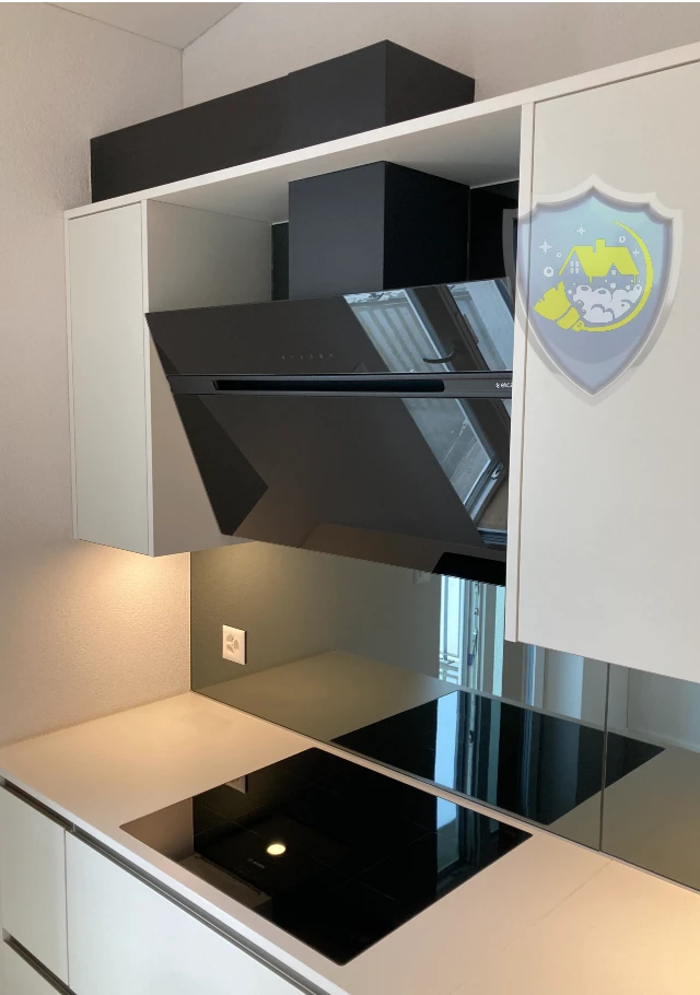 Gründlich gereinigte Dunstabzugshaube und Glaskeramik-Kochfeld mit Touch-Bedienung – sauber und gepflegt.