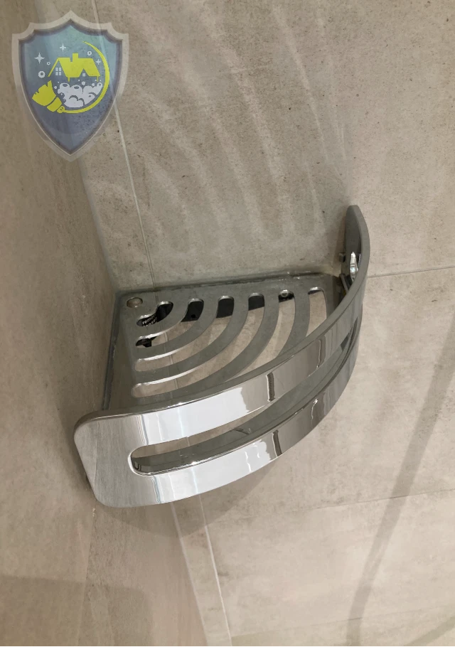 Glänzende Duschablage nach professioneller Reinigung – sauber und frei von Seifenresten.