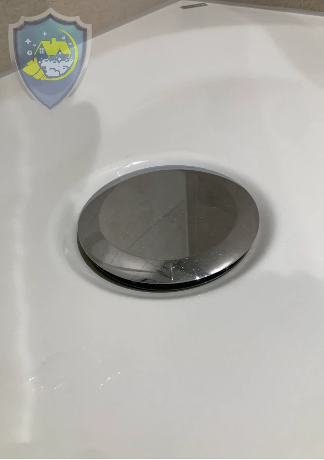 Gründlich gereinigte Abdeckung des Duschablaufs – hygienisch und frei von Seifenresten.