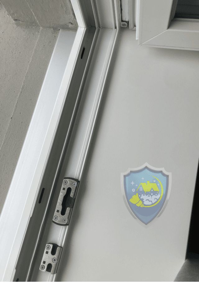 Sauberer Fensterrahmen und gereinigte Fensterbank nach professioneller Reinigung.