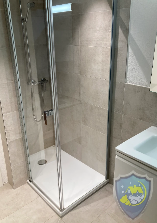 Gründlich gereinigte Glas-Duschkabine – klar, glänzend und frei von Kalk und Wasserflecken.