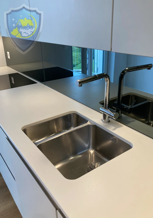 Gründlich gereinigte Küchenarbeitsplatte – frei von Flecken, Krümeln und Fett.