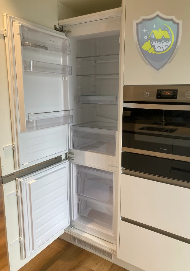 Gründlich gereinigter Kühlschrank und Gefrierschrank von innen – hygienisch und frei von Rückständen.