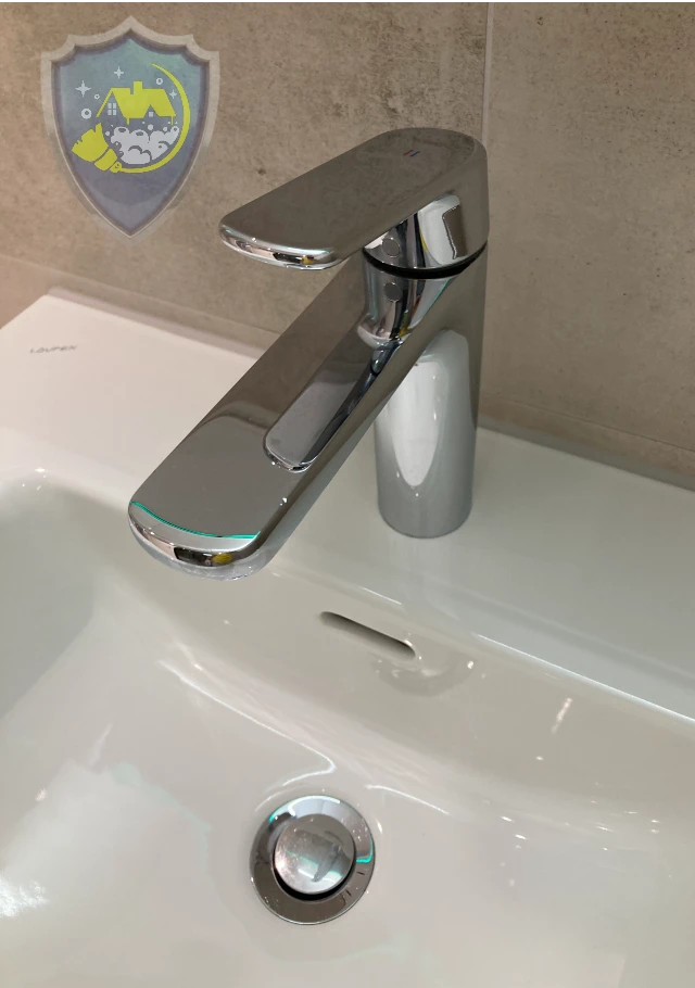 Nahaufnahme eines gereinigten Waschbeckens und glänzender Badarmatur – hygienisch und kalkfrei.