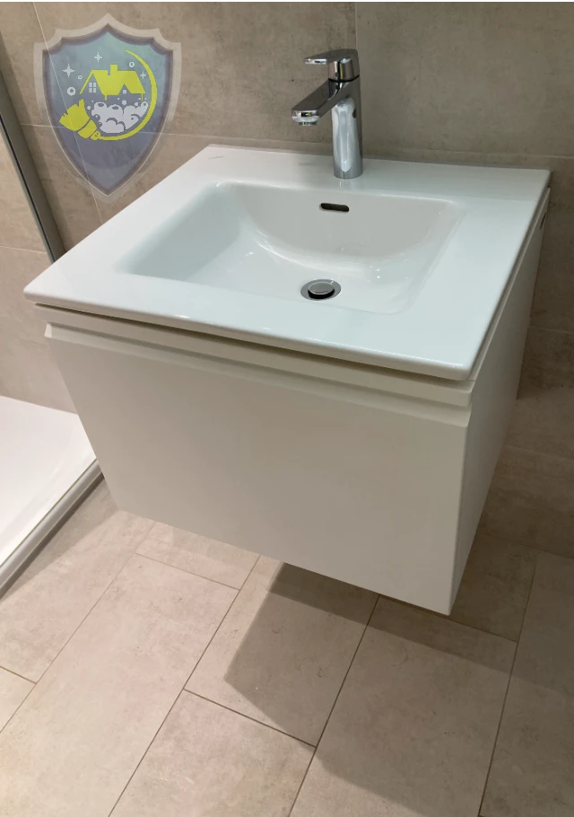 Gereinigtes Waschbecken und Badezimmerboden – hygienisch, fleckenfrei und gepflegt.