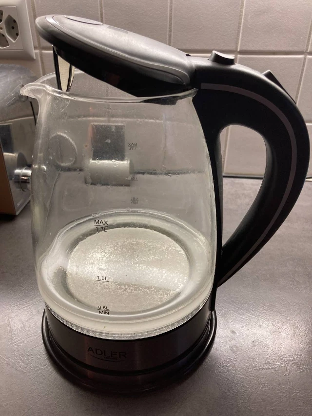 Stark verkalkter Heißwasserkessel mit sichtbaren Kalkablagerungen im Inneren.