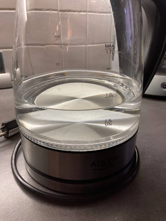 Glänzend sauberer Heißwasserkessel nach ökologischer Entkalkung.