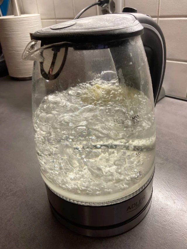 Mineralische Kalkablagerungen auf Edelstahl im Heißwasserkessel.