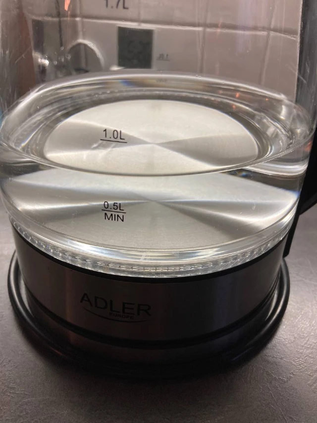 Innenraum eines Heißwasserkessels, komplett kalkfrei und glänzend.