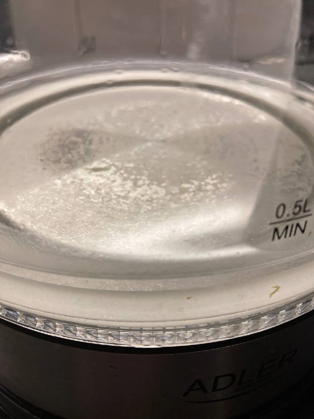 Weißes Kalk im Innenraum eines häufig genutzten Heißwasserkessels.