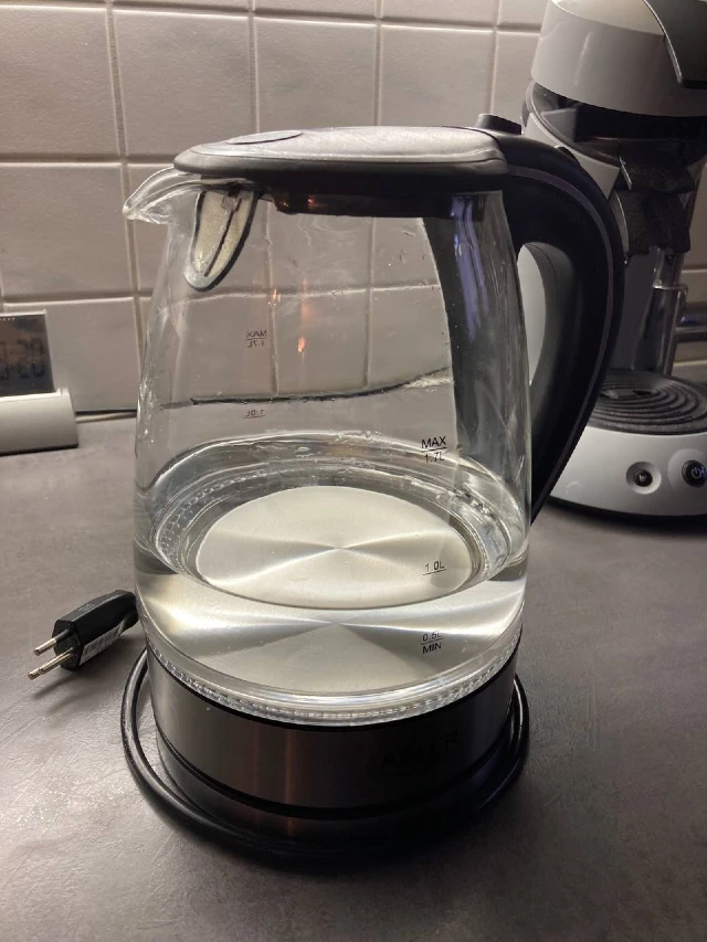 Sauberer Wasserkocher nach Entkalkung mit Zitrone, ohne Kalkspuren.
